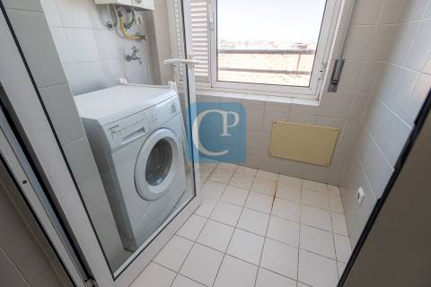 Apartamento T2, junto ao Hospital de São João.