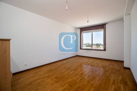 Apartamento T2, junto ao Hospital de São João.