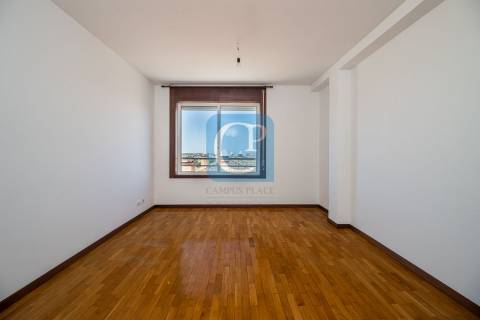 Apartamento T2, junto ao Hospital de São João.