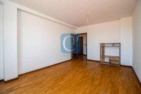 Apartamento T2, junto ao Hospital de São João.