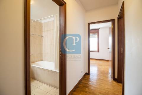 Apartamento T2, junto ao Hospital de São João.