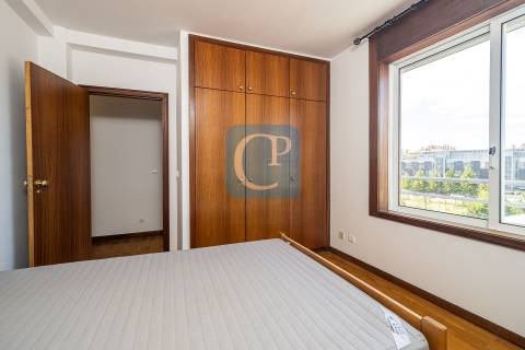 Apartamento T2, junto ao Hospital de São João.