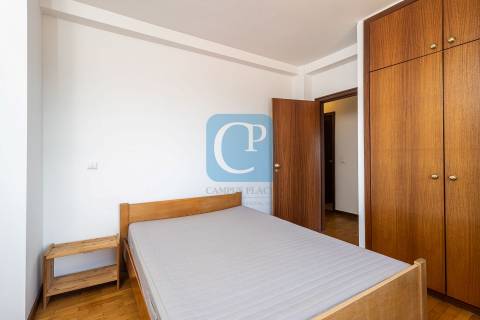 Apartamento T2, junto ao Hospital de São João.
