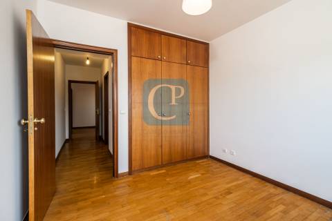 Apartamento T2, junto ao Hospital de São João.