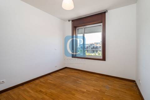 Apartamento T2, junto ao Hospital de São João.