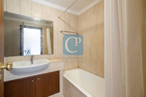 Apartamento T2, junto ao Hospital de São João.