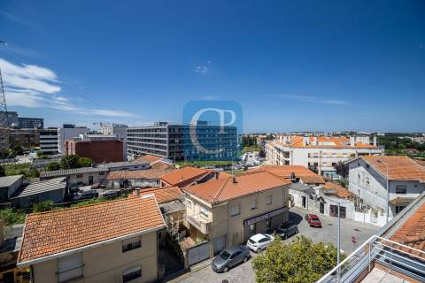 Apartamento T2, junto ao Hospital de São João.