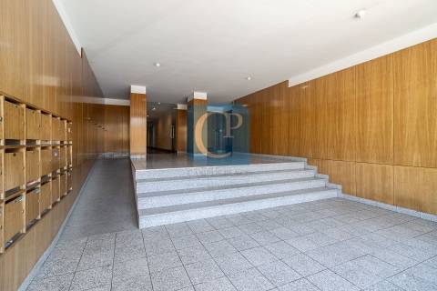 Apartamento T2, junto ao Hospital de São João.