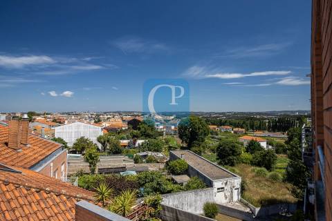 Apartamento T2, junto ao Hospital de São João.