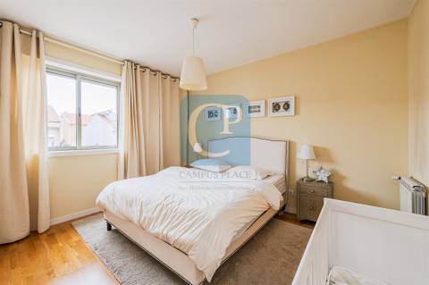 Apartamento T2 com lugar de garagem de arrumos nos Caulinos