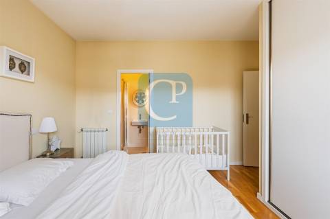 Apartamento T2 com lugar de garagem de arrumos nos Caulinos