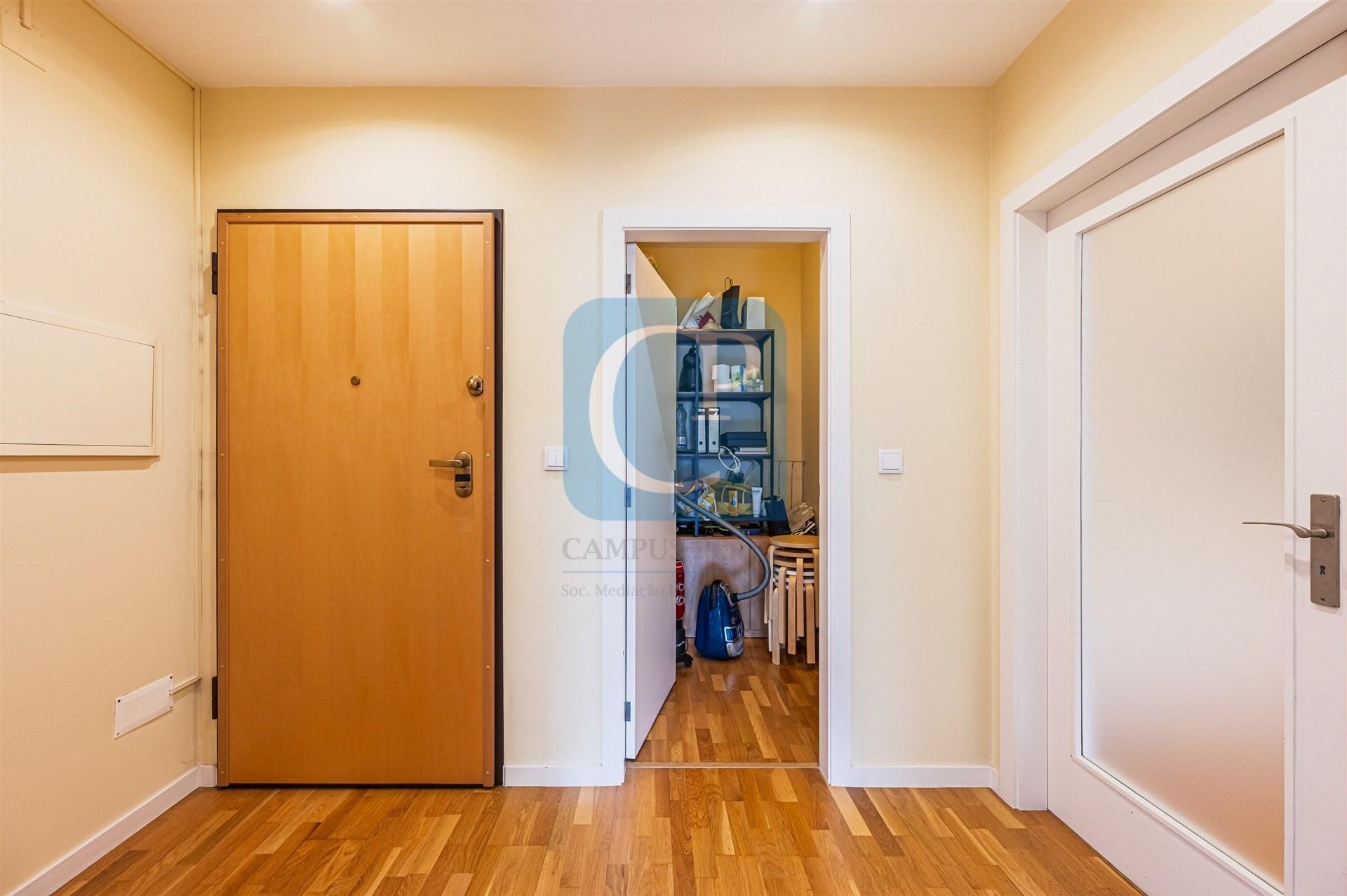 Apartamento T2 com lugar de garagem de arrumos nos Caulinos