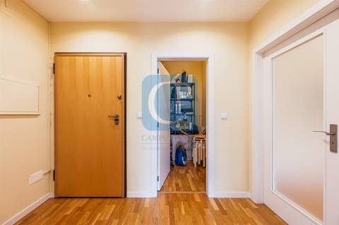 Apartamento T2 com lugar de garagem de arrumos nos Caulinos