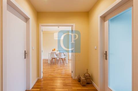 Apartamento T2 com lugar de garagem de arrumos nos Caulinos