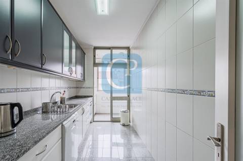Apartamento T2 com lugar de garagem de arrumos nos Caulinos
