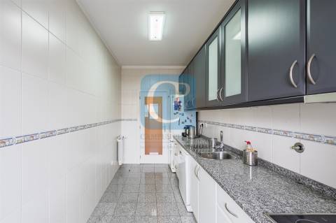 Apartamento T2 com lugar de garagem de arrumos nos Caulinos