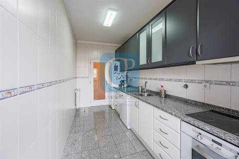 Apartamento T2 com lugar de garagem de arrumos nos Caulinos