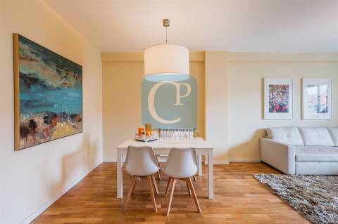 Apartamento T2 com lugar de garagem de arrumos nos Caulinos