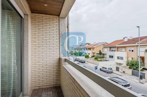 Apartamento T2 com lugar de garagem de arrumos nos Caulinos