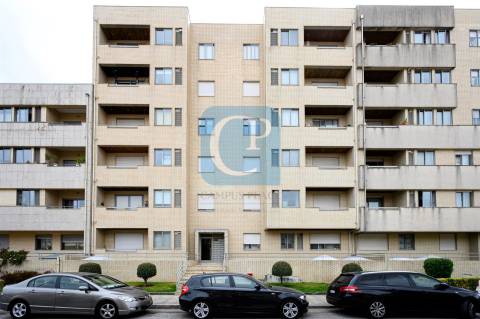 Apartamento T2 com lugar de garagem de arrumos nos Caulinos
