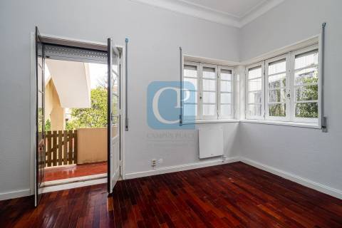 Andar Moradia T2 Remodelado à Serpa Pinto, Porto