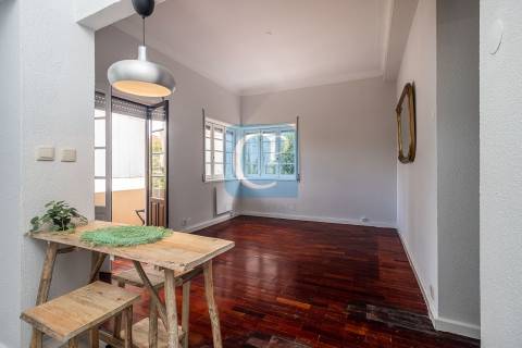 Andar Moradia T2 Remodelado à Serpa Pinto, Porto