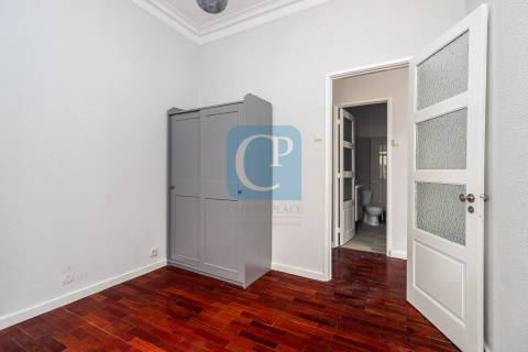 Andar Moradia T2 Remodelado à Serpa Pinto, Porto