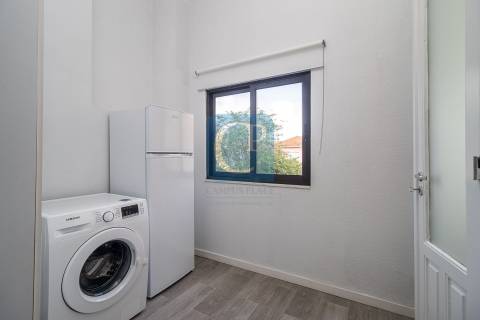 Andar Moradia T2 Remodelado à Serpa Pinto, Porto