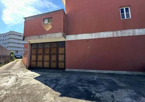 Armazém com Terreno de 2700m2 na Póvoa de Varzim