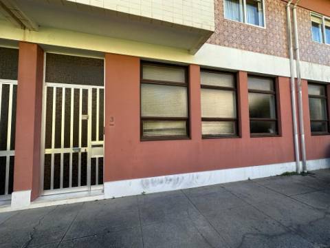 Armazém com Terreno de 2700m2 na Póvoa de Varzim
