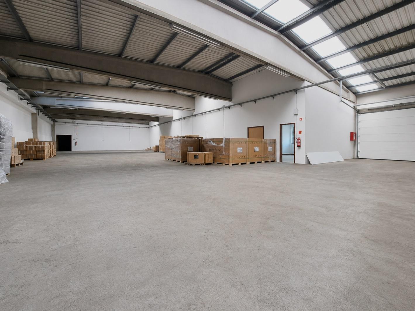 Armazém Industrial com 1.900 m² para Arrendamento em Fajozes