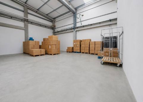 Armazém Industrial com 1.900 m² para Arrendamento em Fajozes