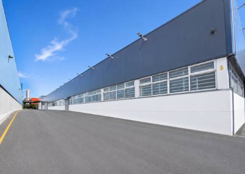 Armazém Industrial com 1.900 m² para Arrendamento em Fajozes