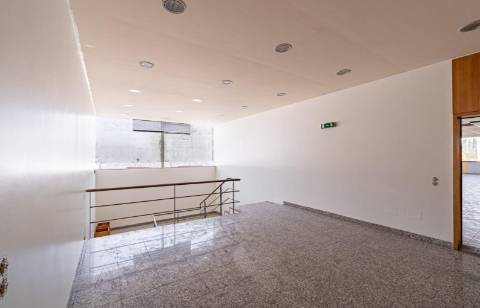 Espaço Comercial com 4.300 m² para Arrendamento