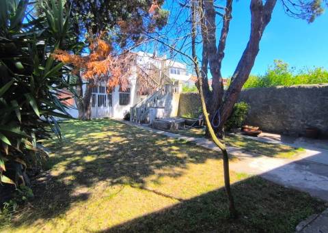 Armazém/ Garagem com 260 m² e Logradouro na Póvoa de Varzim