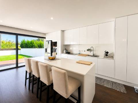 Moradia T3 +1 como Nova Junto ao Outlet em Vila Chã, Vila do Conde