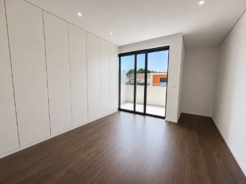 Moradia T3 +1 como Nova Junto ao Outlet em Vila Chã, Vila do Conde
