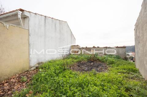 Terreno com 4107m2, Casa em ruínas e Anexos