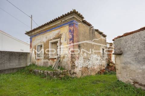 Terreno com 4107m2, Casa em ruínas e Anexos