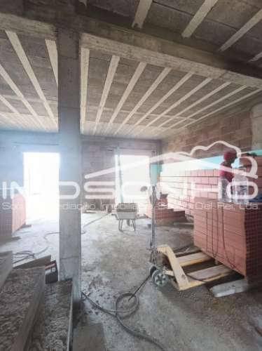 Moradia T4, geminada pela garagem