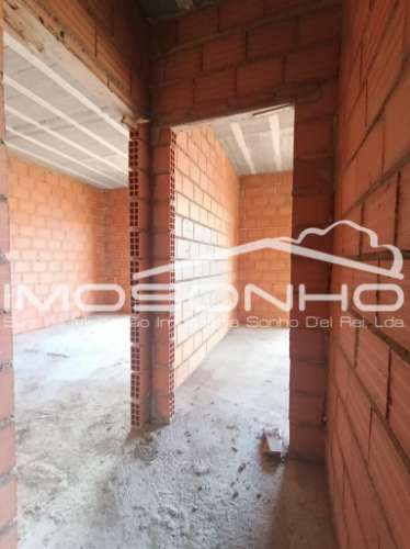 Moradia T4, geminada pela garagem