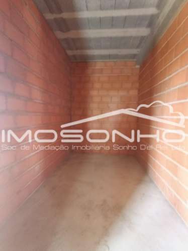 Moradia T4, geminada pela garagem