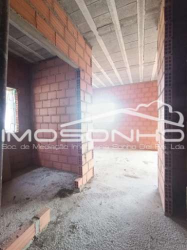 Moradia T4, geminada pela garagem