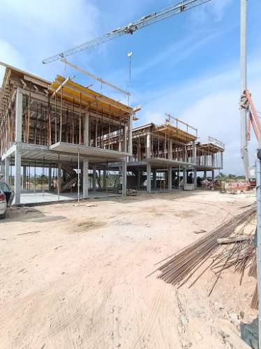 Moradia T4, geminada pela garagem