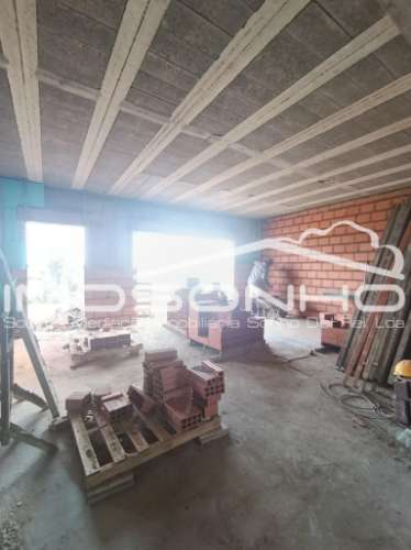 Moradia T4, geminada pela garagem