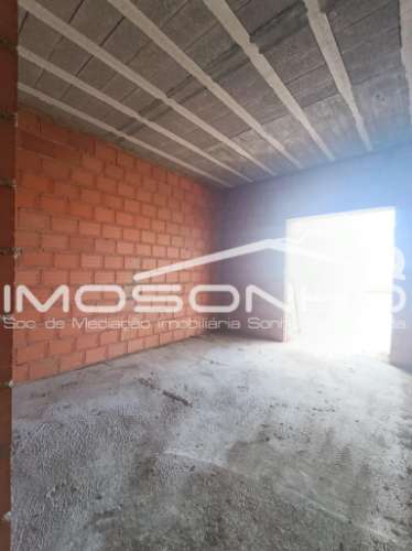 Moradia T4, geminada pela garagem