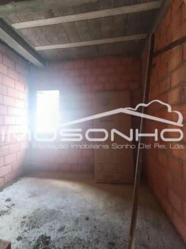 Moradia T4, geminada pela garagem