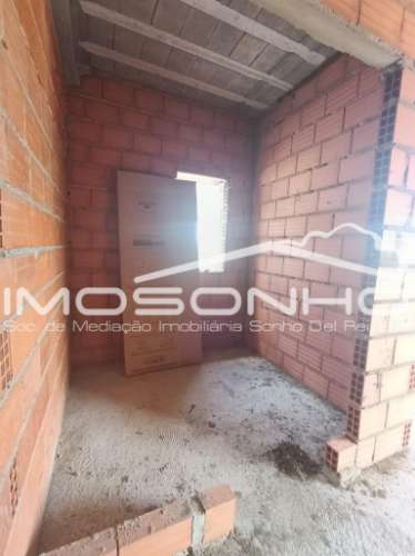 Moradia T4, geminada pela garagem