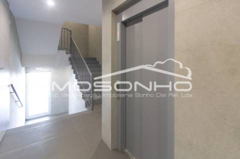 Apartamento T2, com garagem, na linda praia da Nazaré