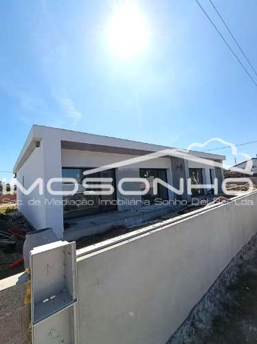 Moradia T3 de linhas modernas